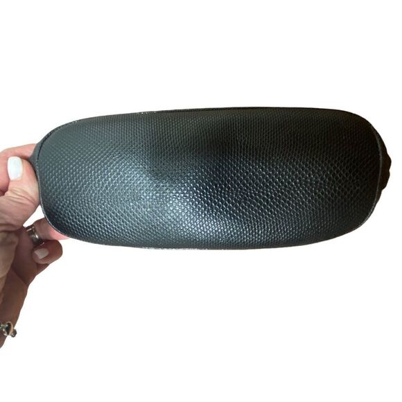 Gucci lizard Embossed Leather Baguette Handbag Black goldtone hardware zip close - Picture 5 of 13